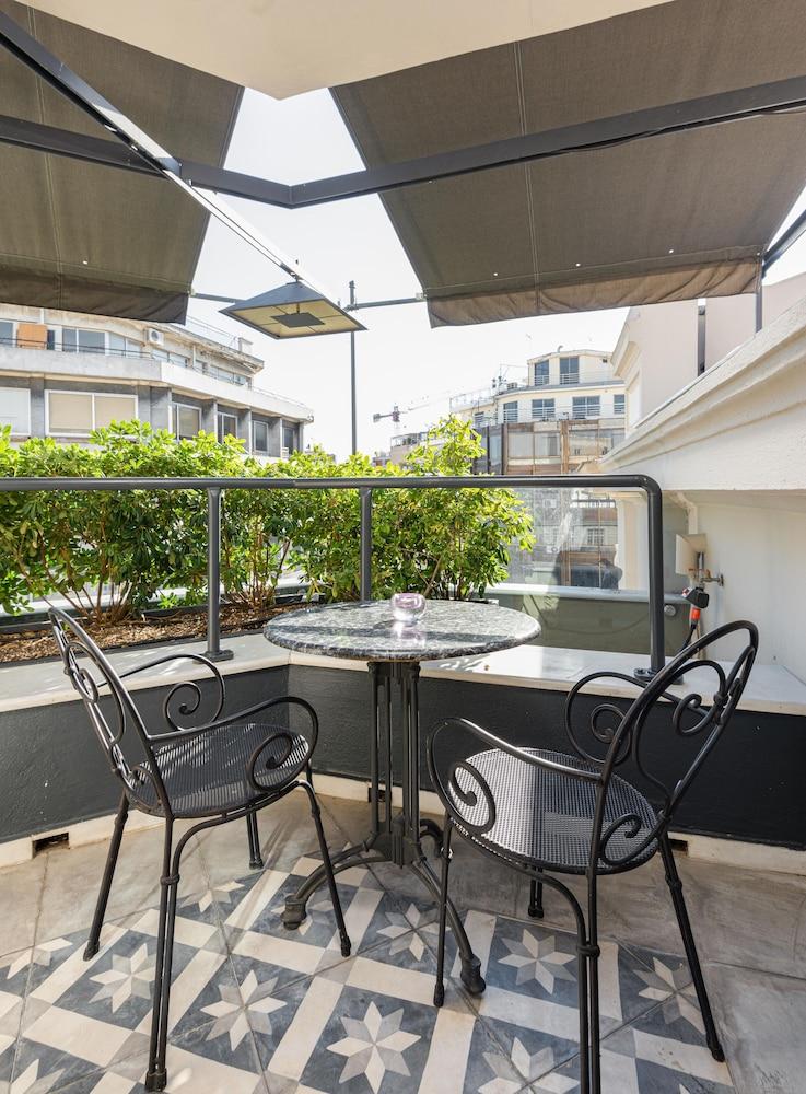 เอ็กเซลซิเออร์ โฮเต็ล Hotel เทสซาโลนิกิ ภายนอก รูปภาพ A balcony in Athens, Greece